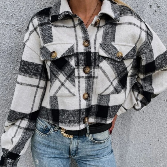 Black and White Plaid Button Down Overcoat in L - Picture 4 of 5